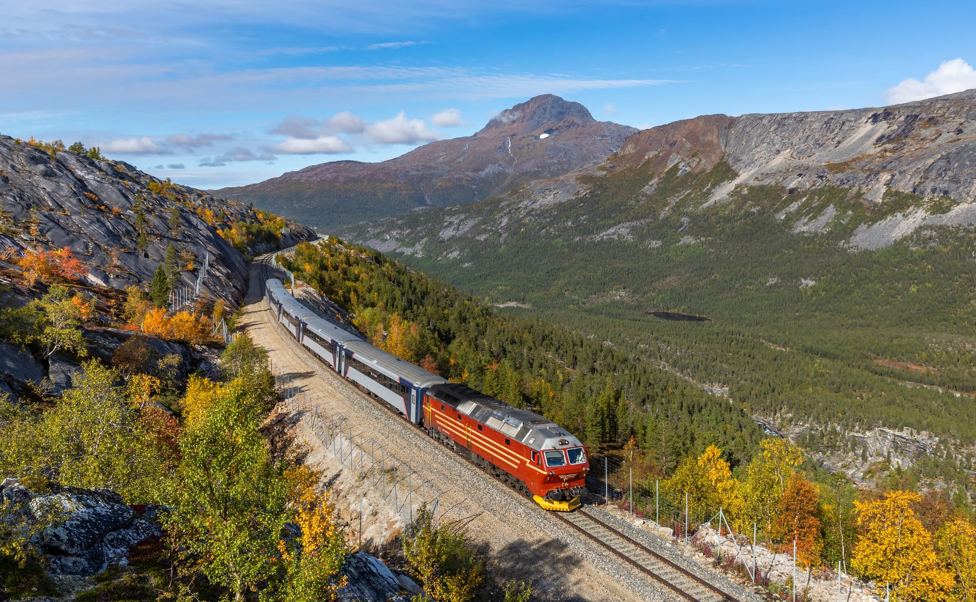 A Nordland Line train crossing open mountain terrain at Lønsdal